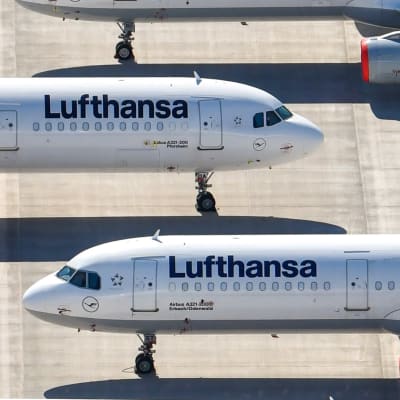 Lufthansas flygplan står tätt packade på flygplatsen Brandenburg i Berlin