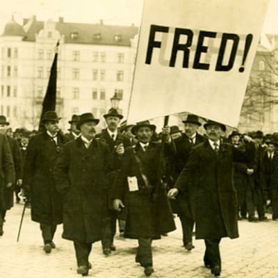 fotografi från 1917 och fredsmarsch i stockholm., Skylt och män