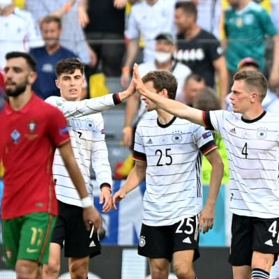 Tyska spelare jublar mot Portugal.
