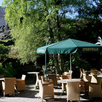Storyvillen terassilla on tuolit ja aurinkovarjot valmiina ravintoloiden koronaviruspandemian rajoitusten lieventymiseen Helsingissä.