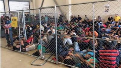 Gripna migranter i gränsstationen vid Rio Grande i Texas i juni 2019.