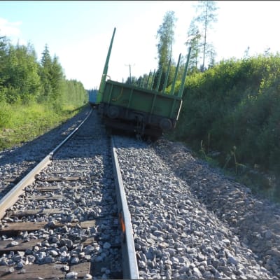 Raiteilta suistunut tyhjä puutavaravaunu