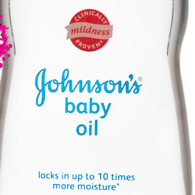 en klar baby oil flaska