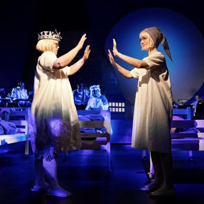 Skådespelarna Karoliina Karanen och Sophia Heikkilä i föreställningen I det stora landskapet på Svenska Teatern