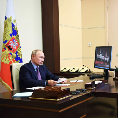 Presidentti Vladimir Putin videokokouksessa koronatilanteesta Venäjän hallituksen kanssa