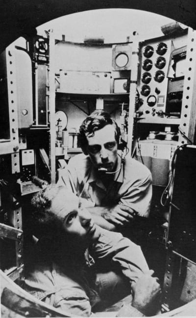 Don Walsh och Jacques Piccard i batyskafen Trieste i januari 1960.