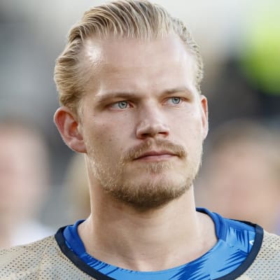 Joel Pohjanpalo med väst på sig.