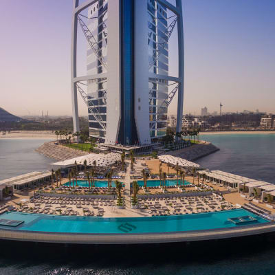 Lyxhotellet Burj Al Arab i Dubai med sin finskbyggda terrass.