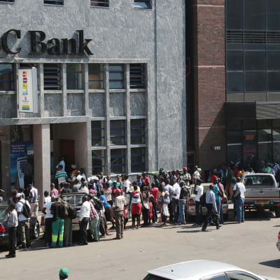 Asiakkaita jonottamassa FBC-pankin ulkopuolella Hararessa 1. marraskuuta.