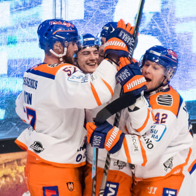 Tappara-spelare jublar.