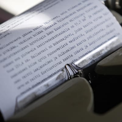 Paperi ja sille kirjoitettua tekstiä mekaanisessa kirjoituskoneessa.