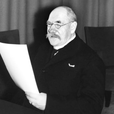 Tasavallan presidentti P.E. Svinhufvud puhuu Ylen 10-vuotisjuhlan kunniaksi.
