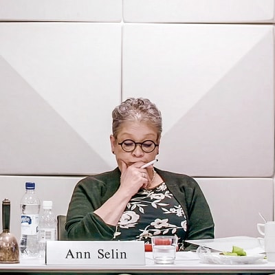Dokumenttielokuva seuraa kulissien takana, kun PAM:in puheenjohtaja Ann Selin kohtaa elämänsä haasteen.