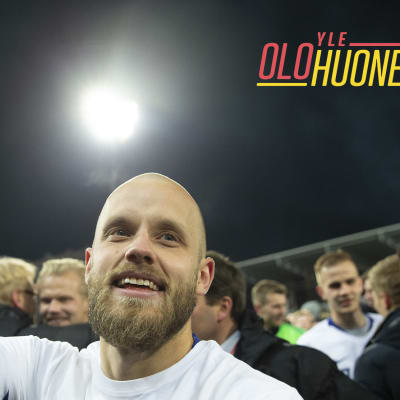 Jalkapalloilija Teemu Pukki heiluttaa kameralle