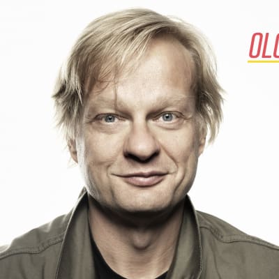 Iiro Rantala katsoo kameraan.