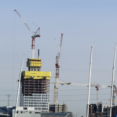 Höghusbygge pågår i Fiskehamnen i Helsingfors den 15 oktober 2019.