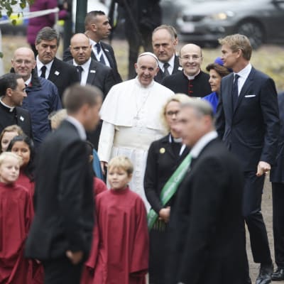 Paavi saattueensa kanssa Lundissa, Ruotsissa, 31. lokakuuta.