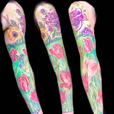 Tatuering som föreställer olika blomster.