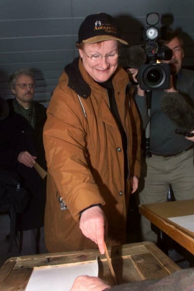 Tarja Halonen äänestää lippalakki päässään presidentinvaaleissa 2000. 