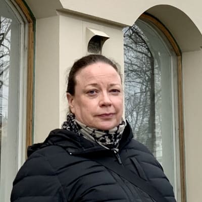 Minna Sartes står utanför en byggnad i Åbo 