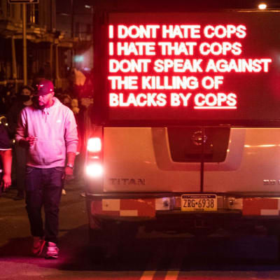 "Jag hatar inte poliser, men jag hatar att poliser inte motsätter sig det att poliser dödar svarta", stod det på demonstranternas ljusskylt under en demonstration i Philadelphia på tisdagen. 