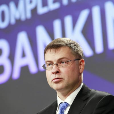 Valdis Dombrovskis puhuu tiedotustilaisuudessa.