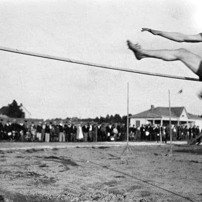Urho Kekkonen hyppää korkeutta Kajaanissa vuonna 1931.