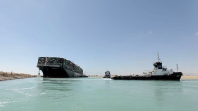 Lastfartyget Ever Given har dragits flott i Suezkanalen