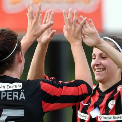 Hanne Ojanperä och Sanna Saarinen gjorde två mål var när PK-35 vann med 9–0.