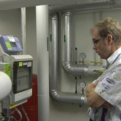 Ulf Sjögren i värmecentralen till sitt flervåningshus.