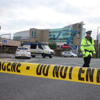 Poliisin eristämä alue Manchester Arenan lähellä tiistaiaamuna.