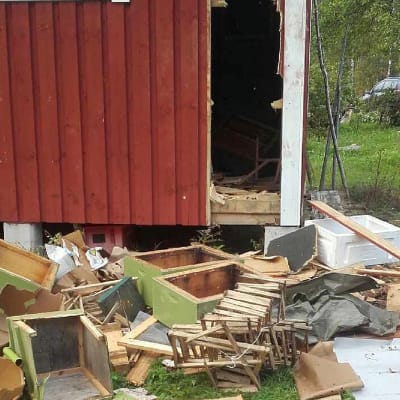 Karju teki tuhojaan varastossa petäjävedellä.