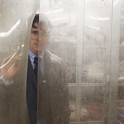 Matt Dillons seriemördare kikar fram bakom ett plastskynke.
