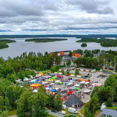 Ilmakuva Posion muikkumarkkinoilta. 