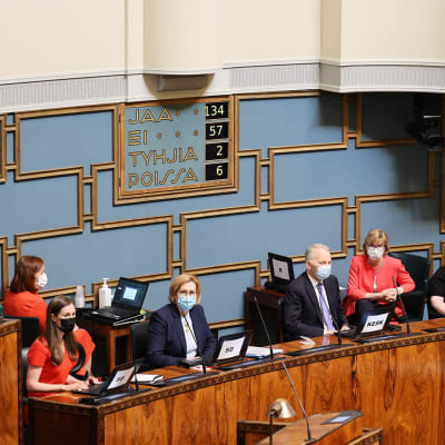 Regeringen sitter framför tavlan med omröstningsresultatet efter riksdagens omröstning om EU:s stimulansfond.