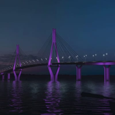 Havainnekuva Raippaluodon sillasta yöllä, valaistuna violettiin sävyyn. Etualalla kaksi hahmoa soutuveneessä.