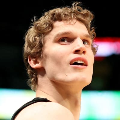 Lauri Markkanen blickar uppåt.