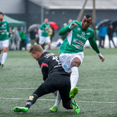EIF:s Mamadou Konate i en närkamp med FC Inters målvakt Jukka Lehtovaara.