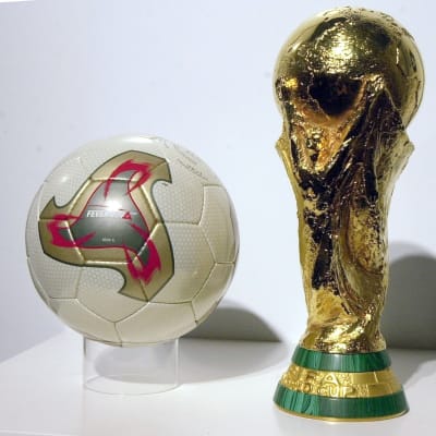 Jalkapallon MM-kisat 2002. Kisojen virallinen jalkapallo Adidas "Fevernova" ja palkintopokaali.