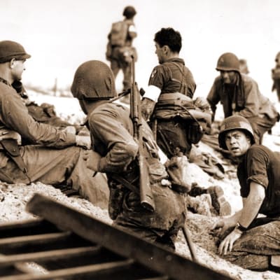 Yhdysvaltalaisia sotilaita rannalla Normandian maihinnousussa 1944.