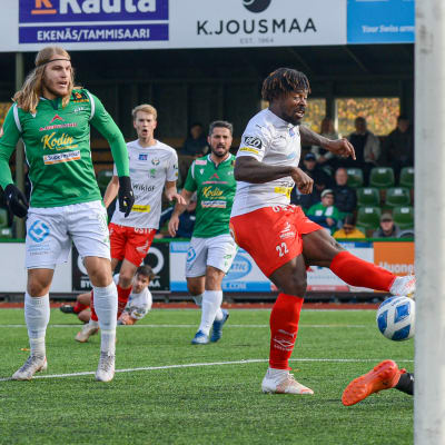 Tyler Reid kämpar om bollen.