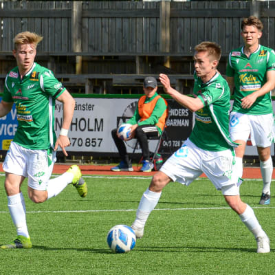 EIF:s Stanislav Efimov med bollen.