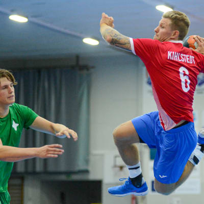Oscar Kihlstedt skjuter ett hoppskott.