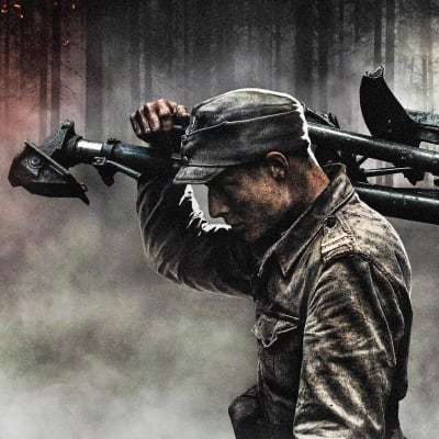 Sotilas kantaa konekivääriä savuisessa metsässä.