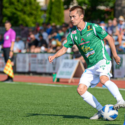 EIF:s Stanislav Efimov med bollen.