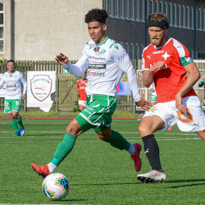 Darren Smith skuggas av Hannu Patronen.