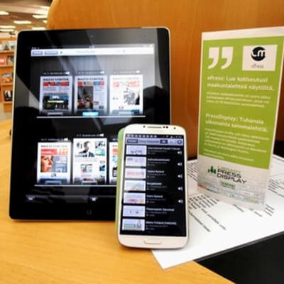 En läsplatta och en smarttelefon med en e-tidningstjänst öppen på skärmarna