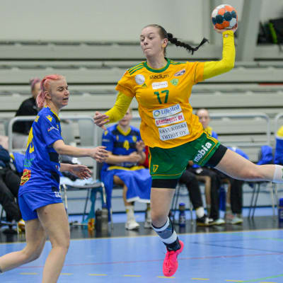 SIF:s Madeleine Lindholm skjuter ett hoppskott.