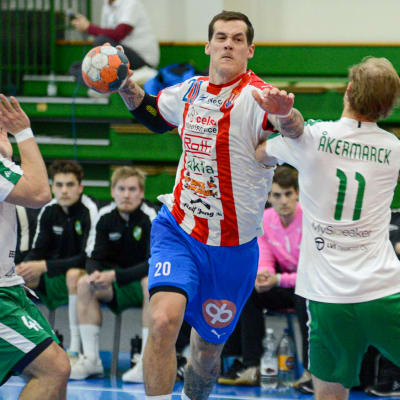 BK:s Nico Rönnberg utmanar Granis Erik Åkermarck.