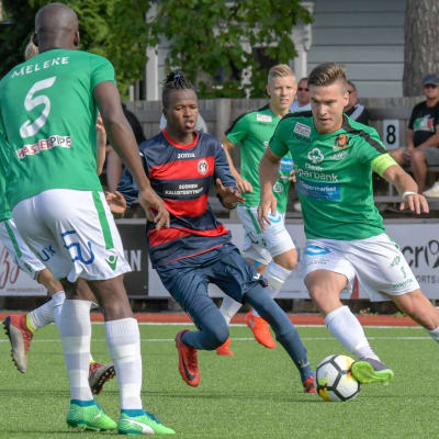 EIF:s Jacob Bushue dribblar med bollen och har en Kajanaspelare i ryggen.